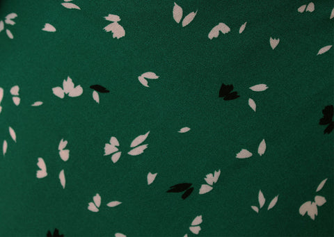 4 Metres Of A Ditsy Abstract Leaf Print 100% Spun Viscose Dress Fabric (Grass Green)