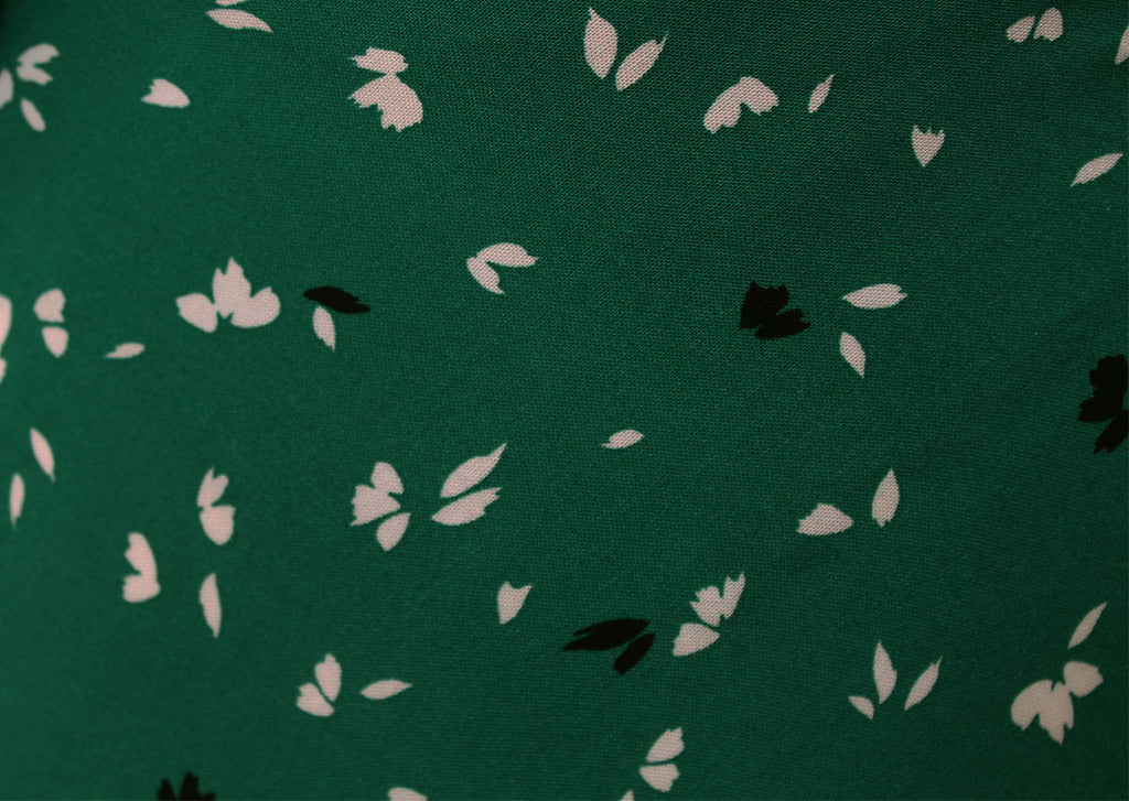 2 Metres Of A Ditsy Abstract Leaf Print 100% Spun Viscose Dress Fabric (Grass Green)